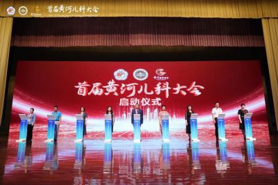 快速起效，均衡抗菌，專為兒童設(shè)計的口服三代頭孢：“鹽酸頭孢卡品酯顆?！敝κ讓命S河兒科大會